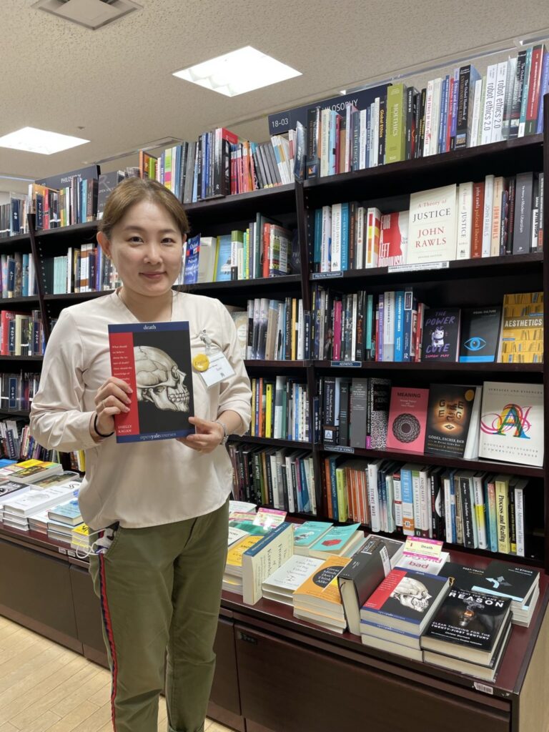 Books Kinokuniya Tokyo店長・角(すみ)近影